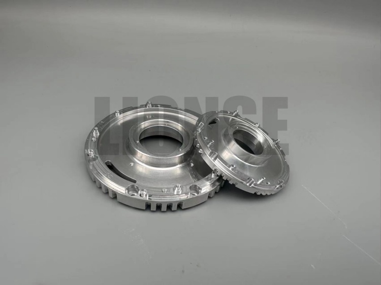 Ano ang mga pakinabang ng mga haluang metal na materyales?