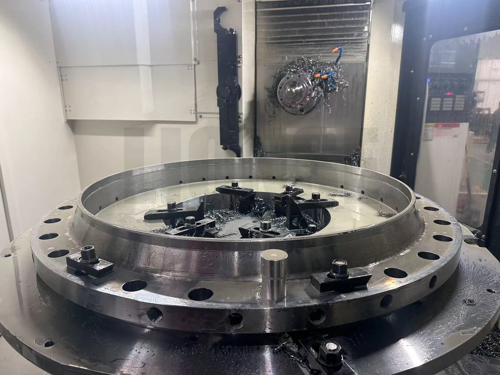 Paano masiguro ang verticality ng butas kapag pagbabarena ng mga malalaking diameter flanges?