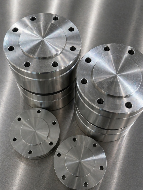 Ano ang mga pagkakaiba sa pagitan ng blind flange at regular flange?